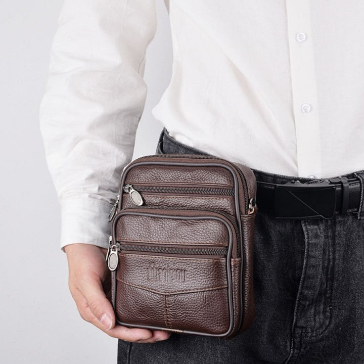 A Shouder bag masculina pode ser usada no cinto da calça . Resistente e durável, ideal para suportar o uso frequente.